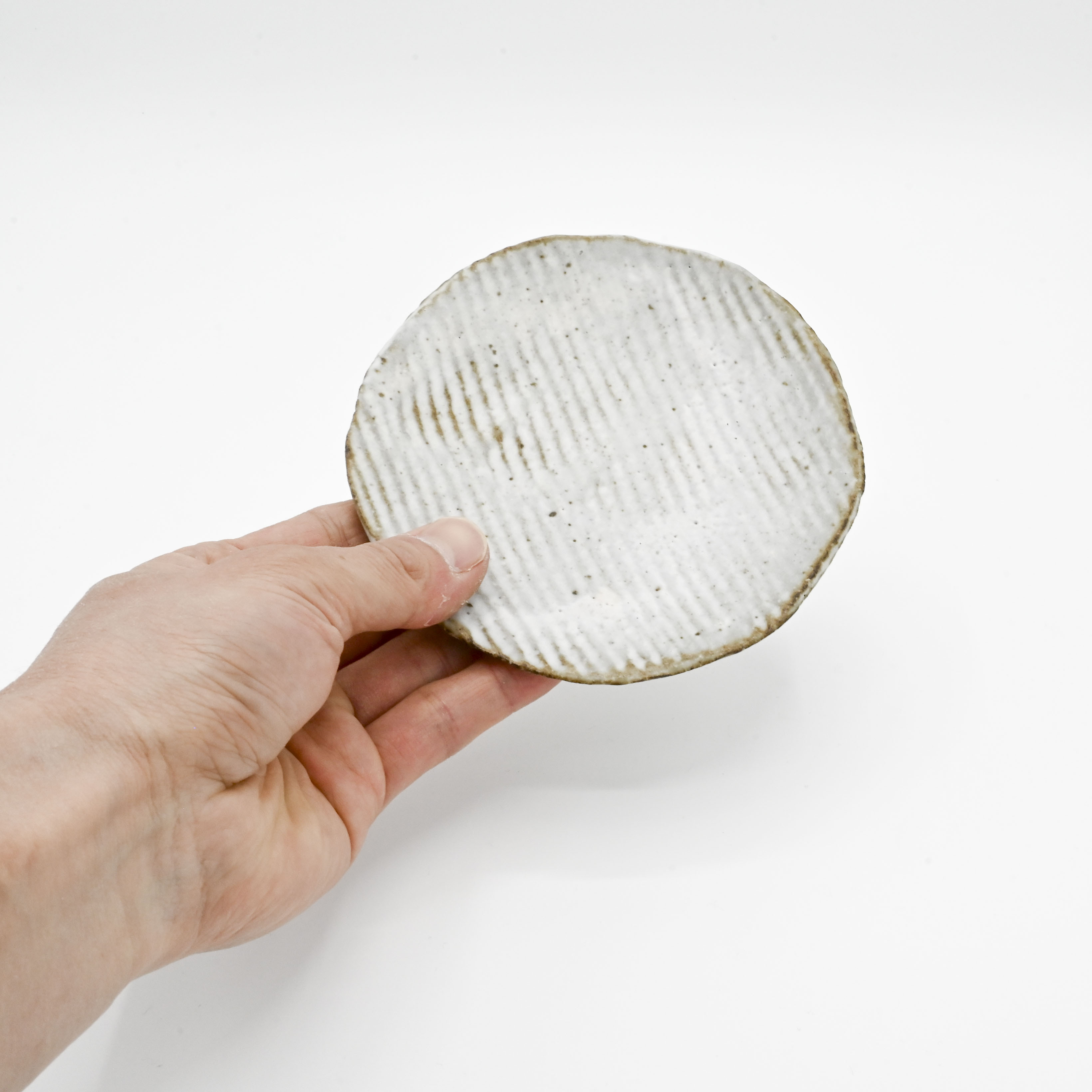 岐々志KIGISHI - 刻紋粉引小皿