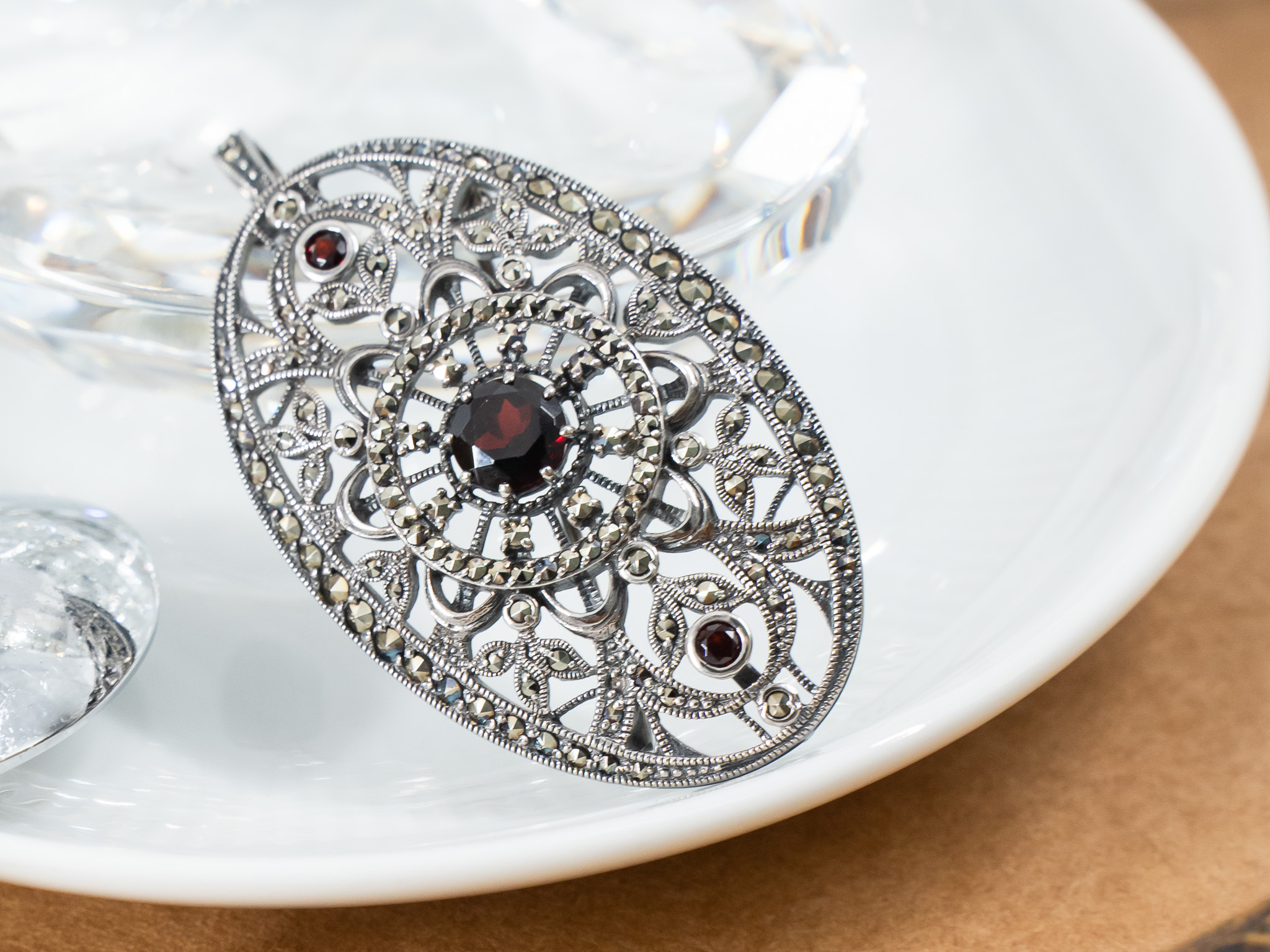 橢圓鏤空花園胸墜（OP1641）