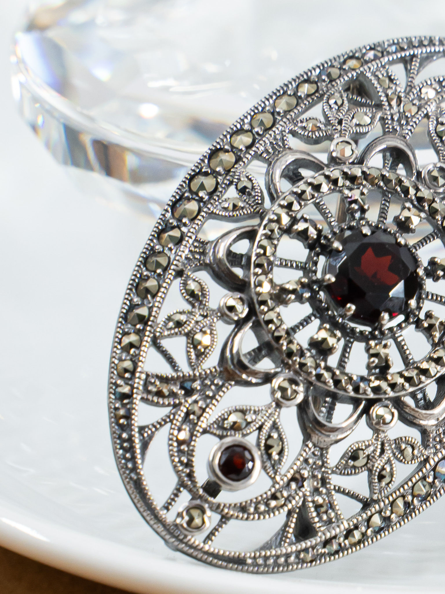 橢圓鏤空花園胸墜（OP1641）