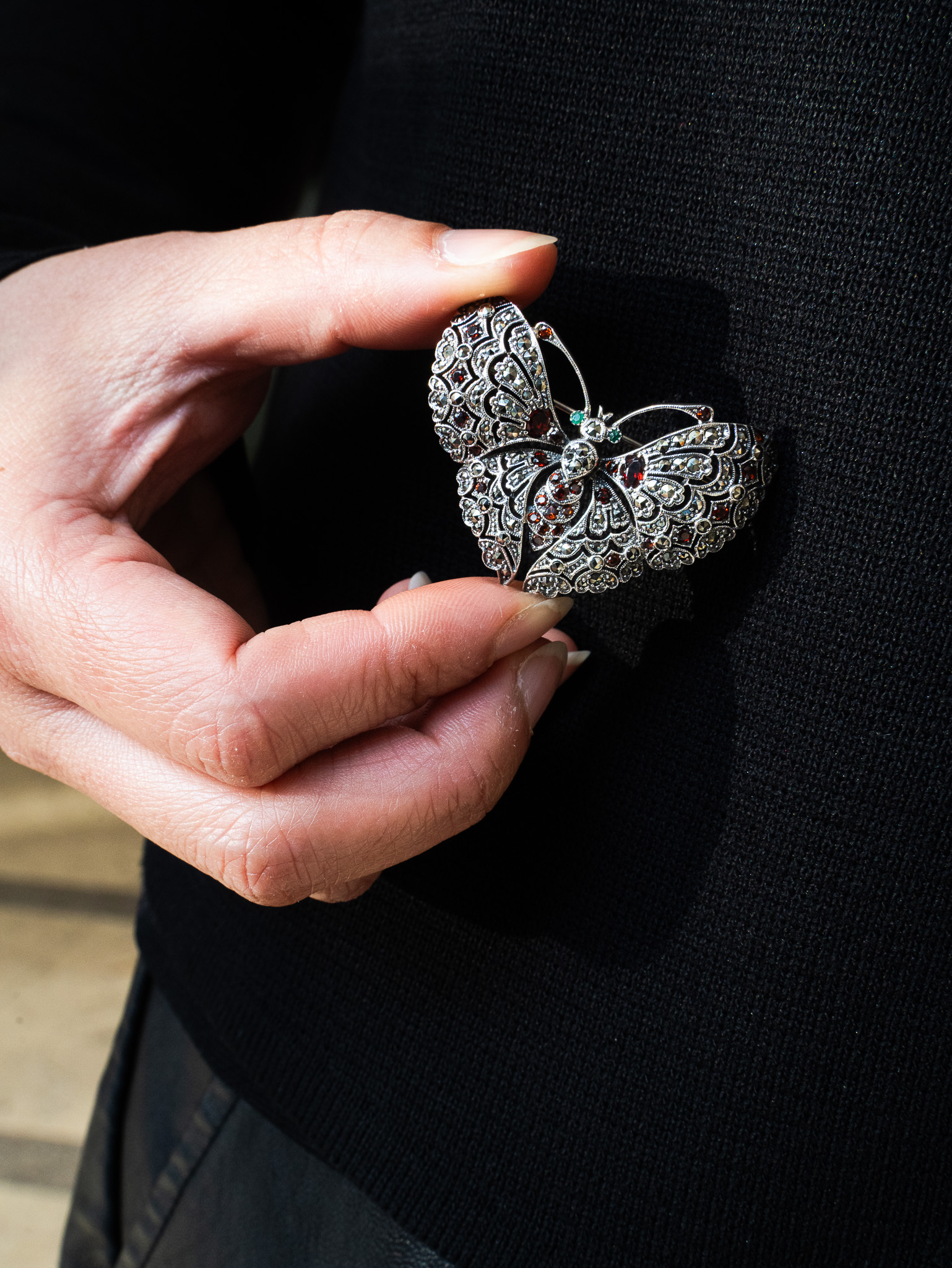 石榴石花蝴蝶胸針（OP1562）