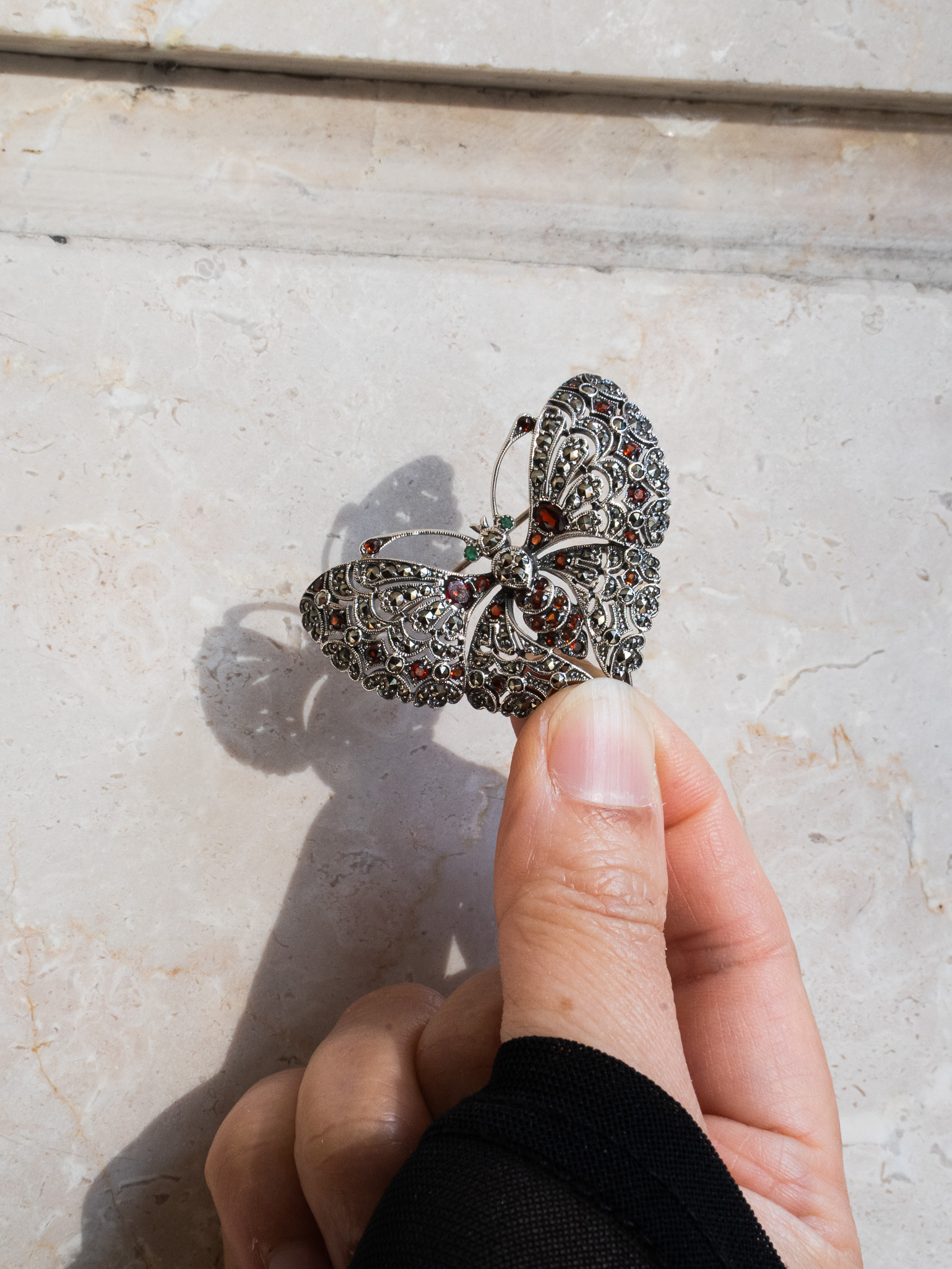 石榴石花蝴蝶胸針（OP1562）