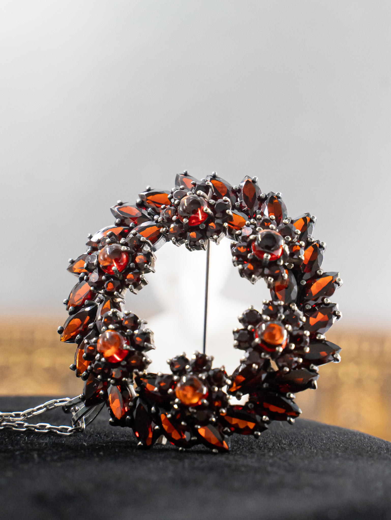 圓圈環繞石榴石胸墜（OP0650）