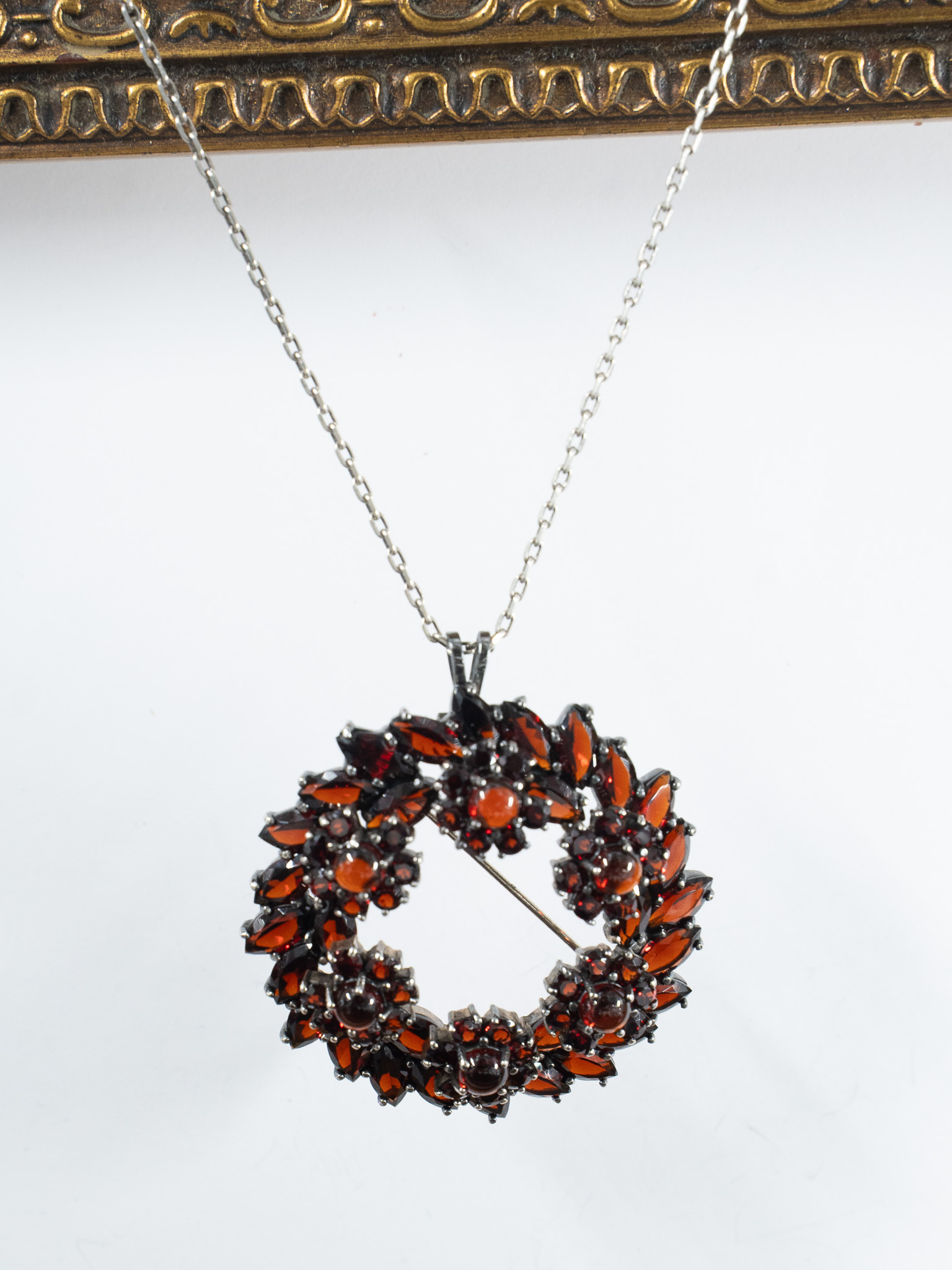 圓圈環繞石榴石胸墜（OP0650）