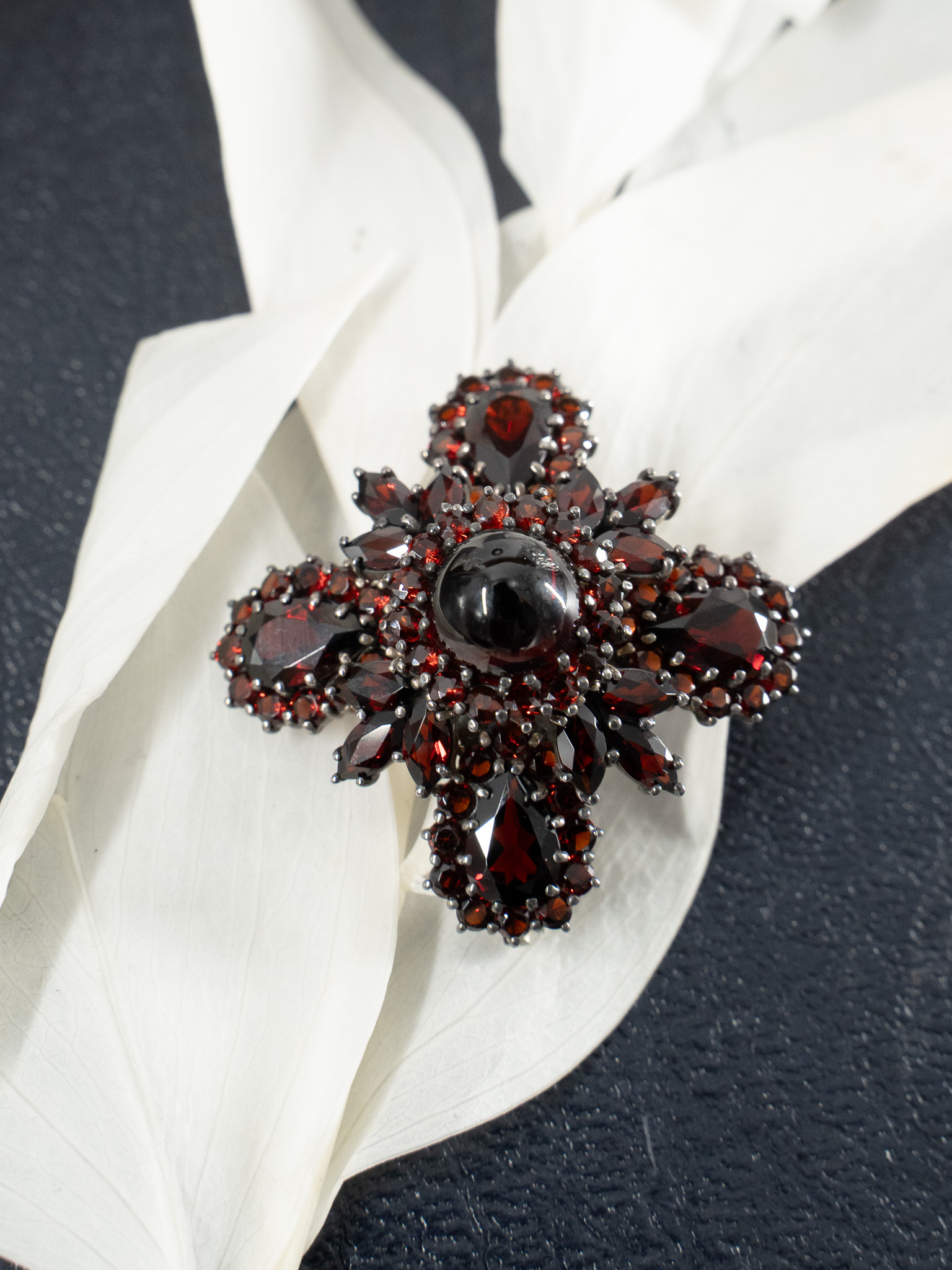 十字胸花石榴石胸針（OP0107）