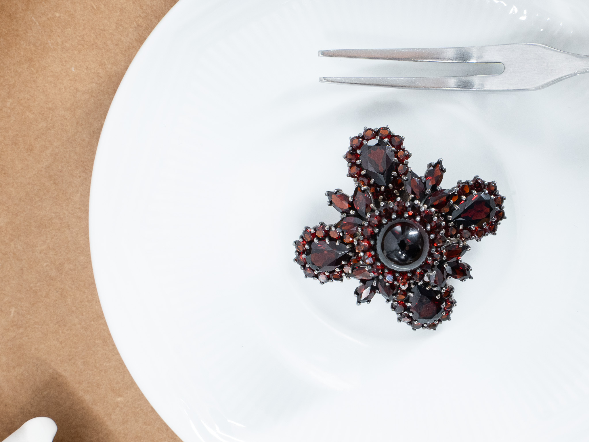 十字胸花石榴石胸針（OP0107）