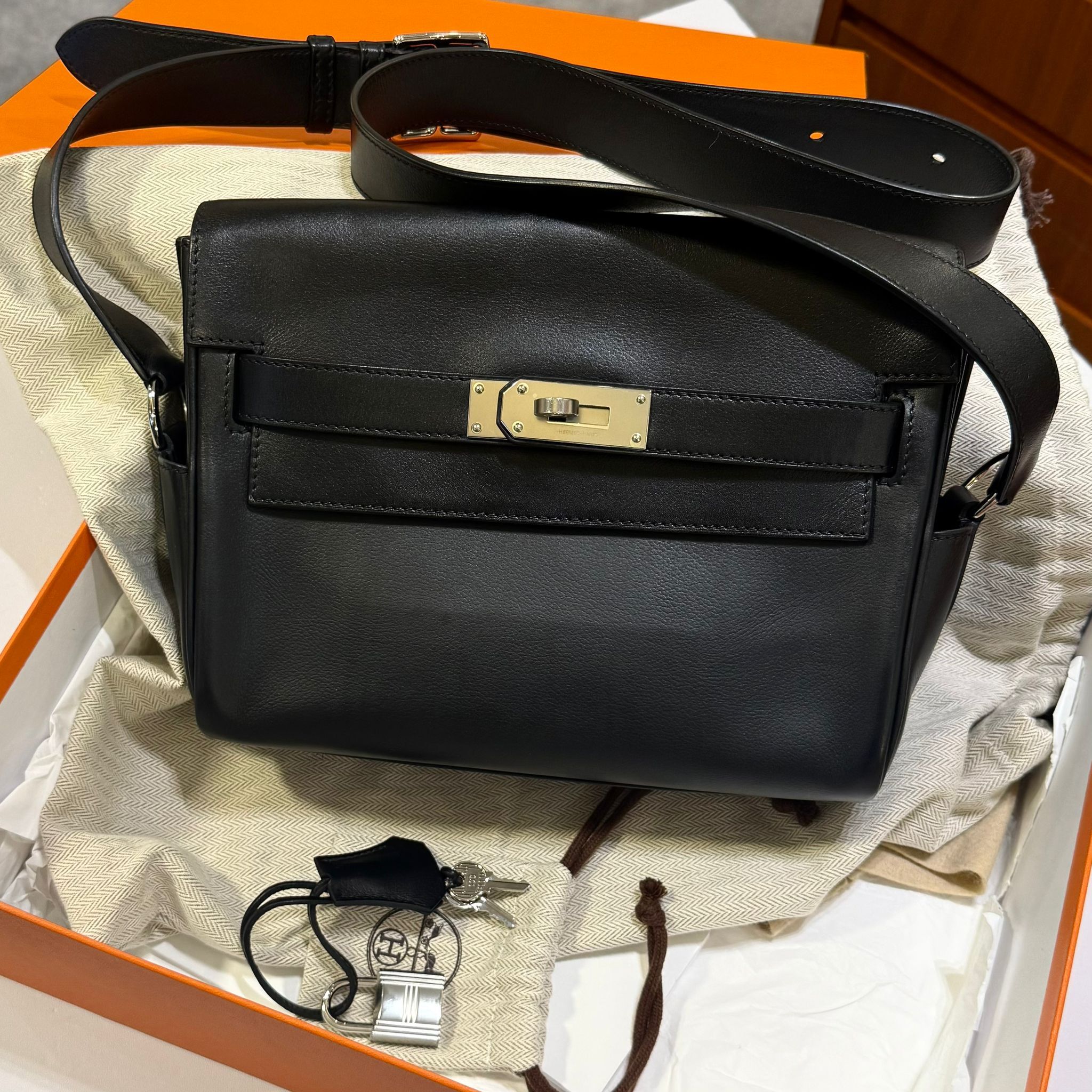 98%NEW二手KELLY MESSENGER B刻 NOIR/PHW EVERGRAIN黑銀PM碼 #愛馬仕郵差包 #香榭站正品