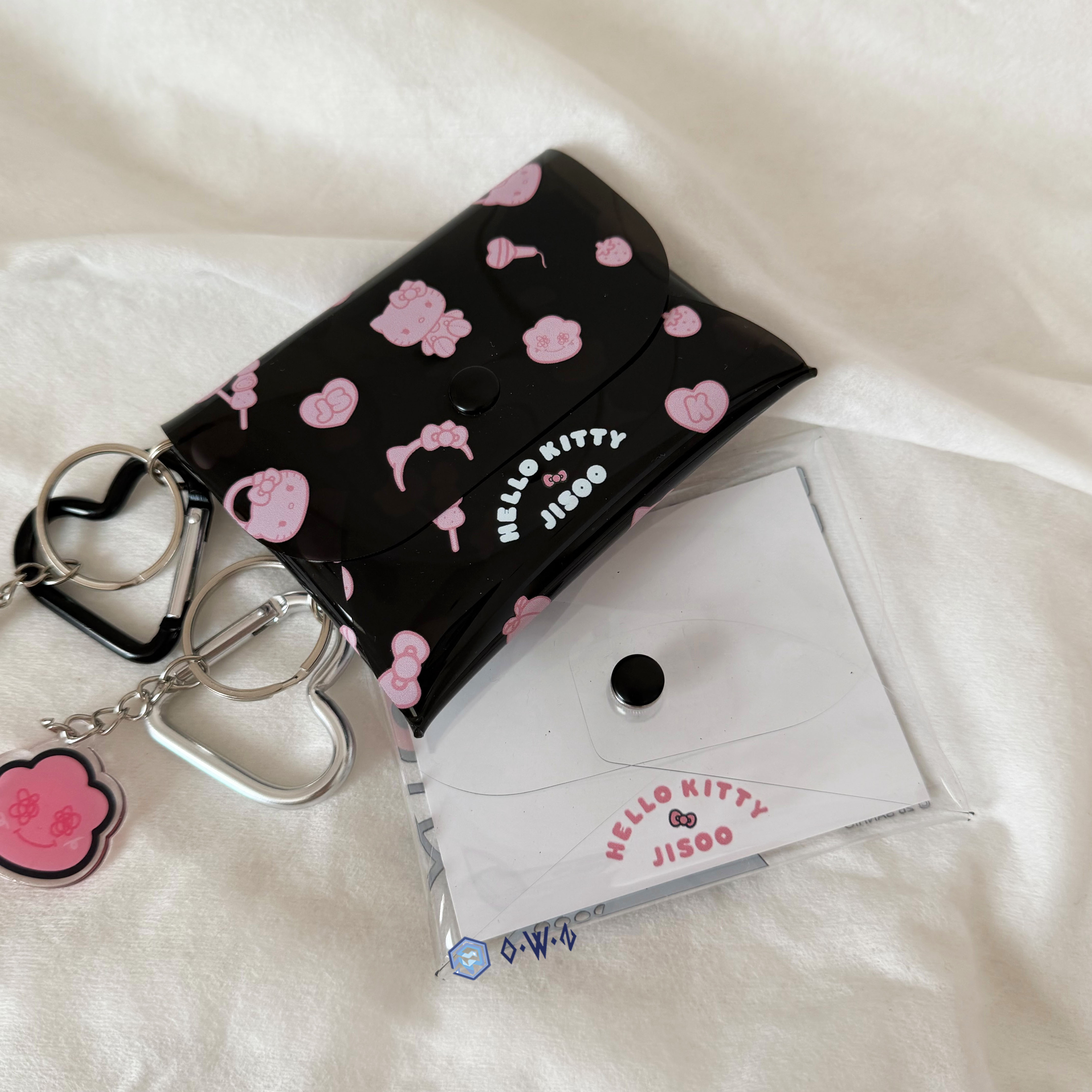 【OWN】Jisoo X Hello Kitty 吊飾 小錢包 透明 BlackPink 聯名 限量 韓國限定 黑色 白色