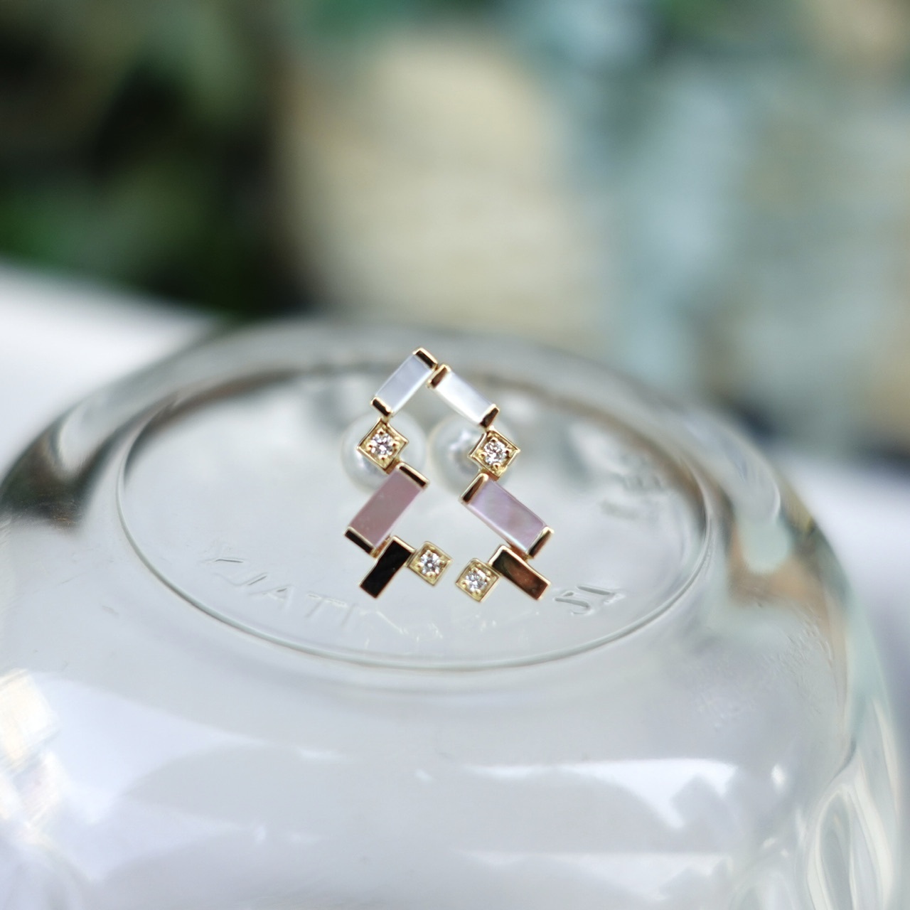 18K金幾何造型母貝鑽石耳釘