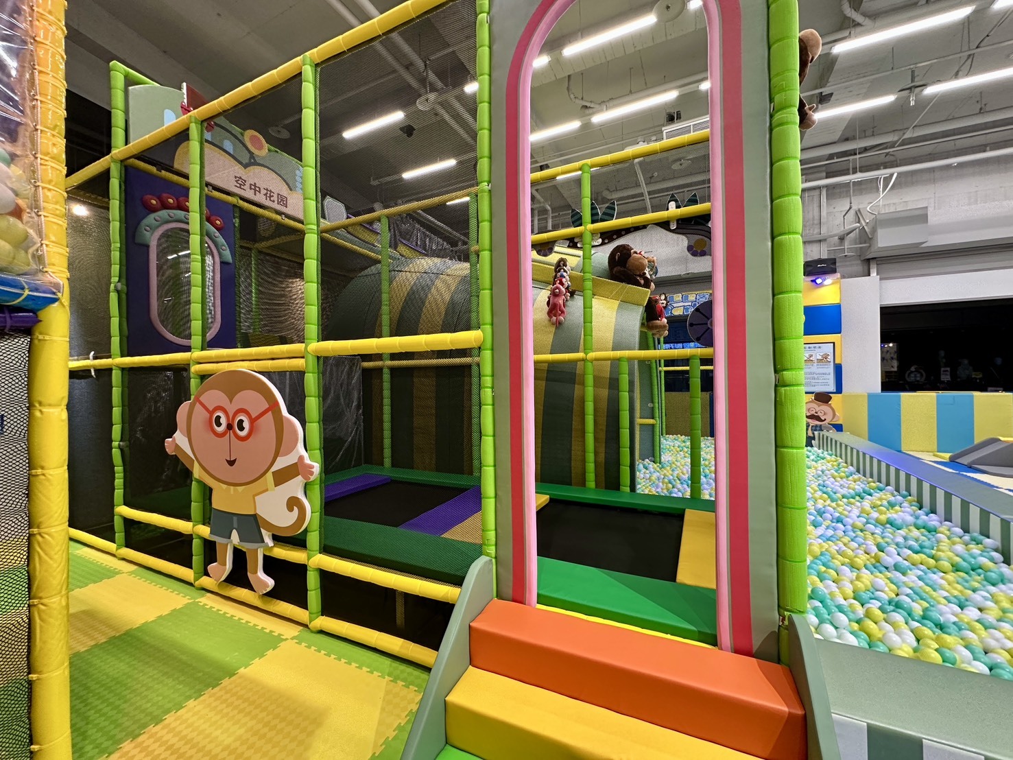 彩色軟墊溜滑梯與攀爬區