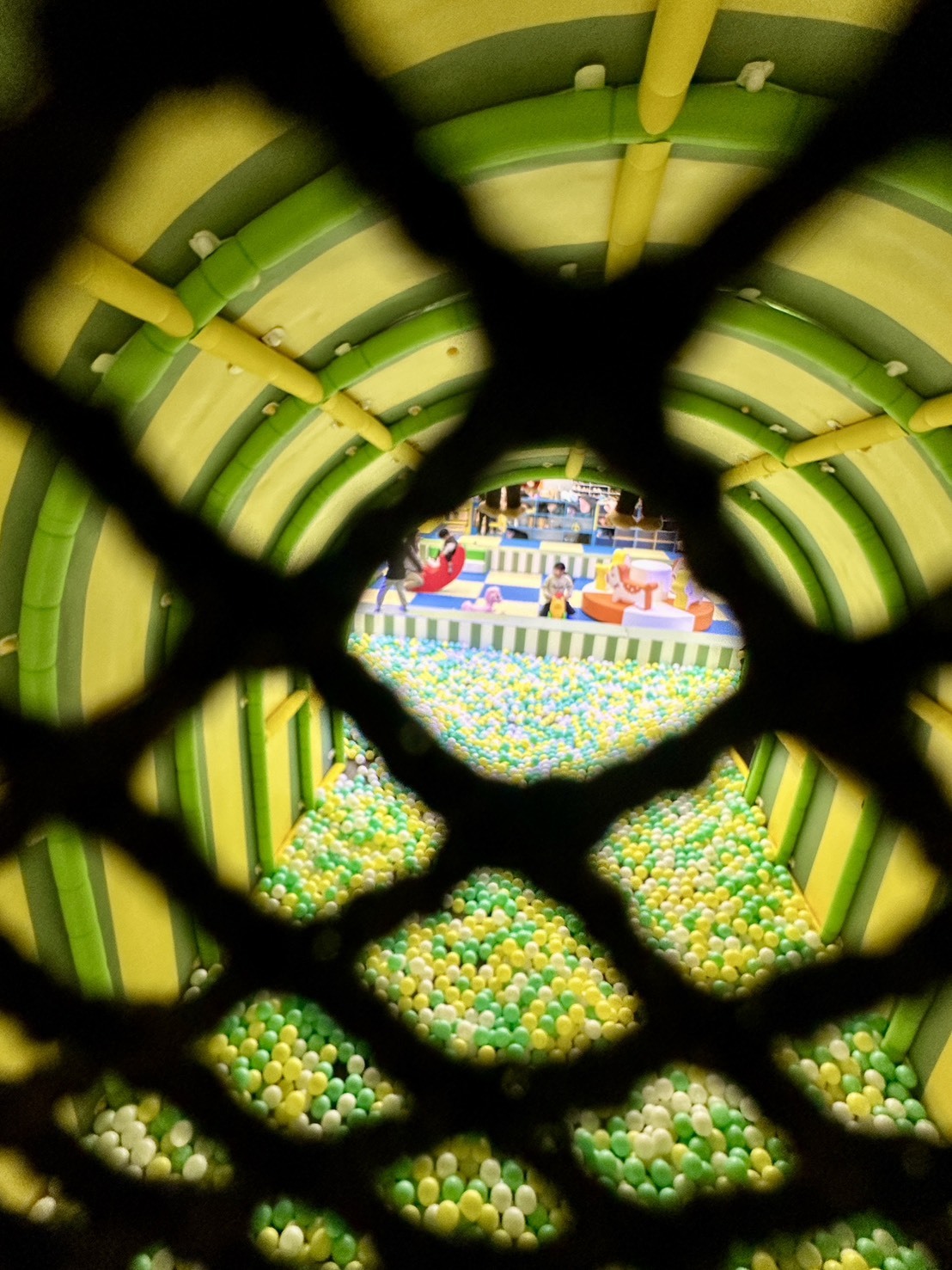 彩色軟墊溜滑梯與攀爬區