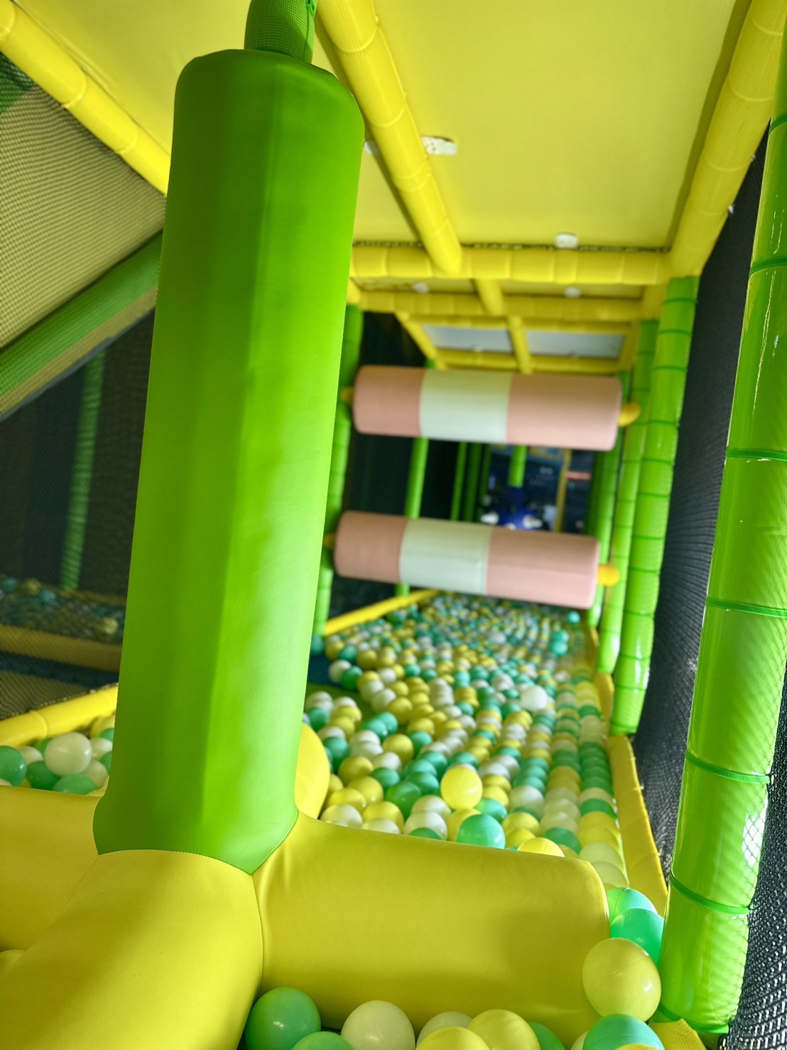 彩色軟墊與球池區