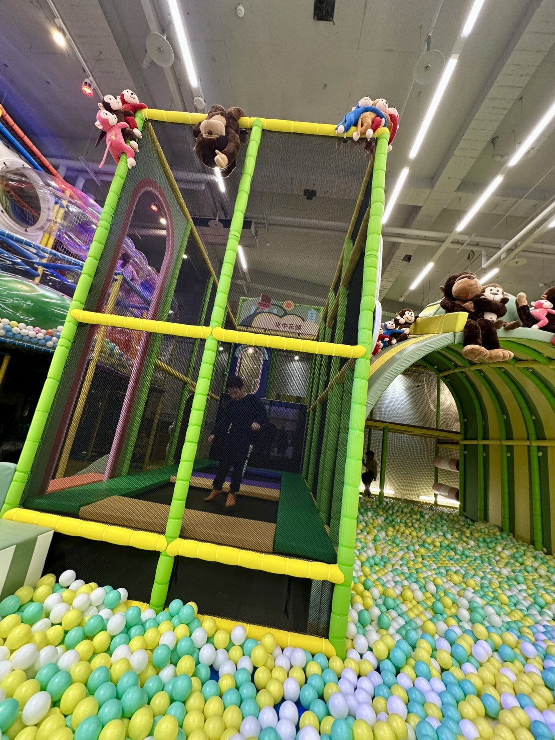 攀爬球池區