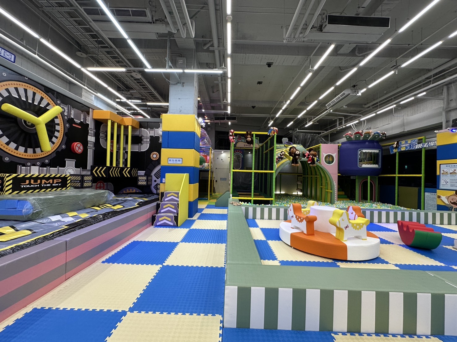 寬敞明亮的室內親子遊樂空間
