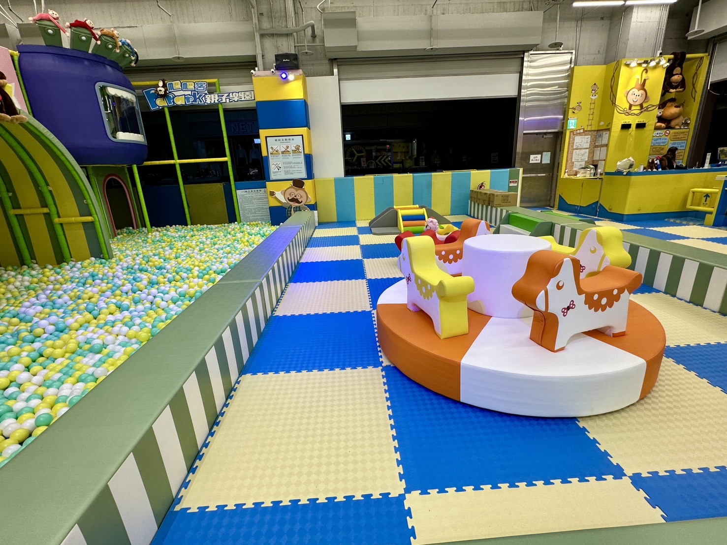 寬敞明亮的室內親子遊樂空間