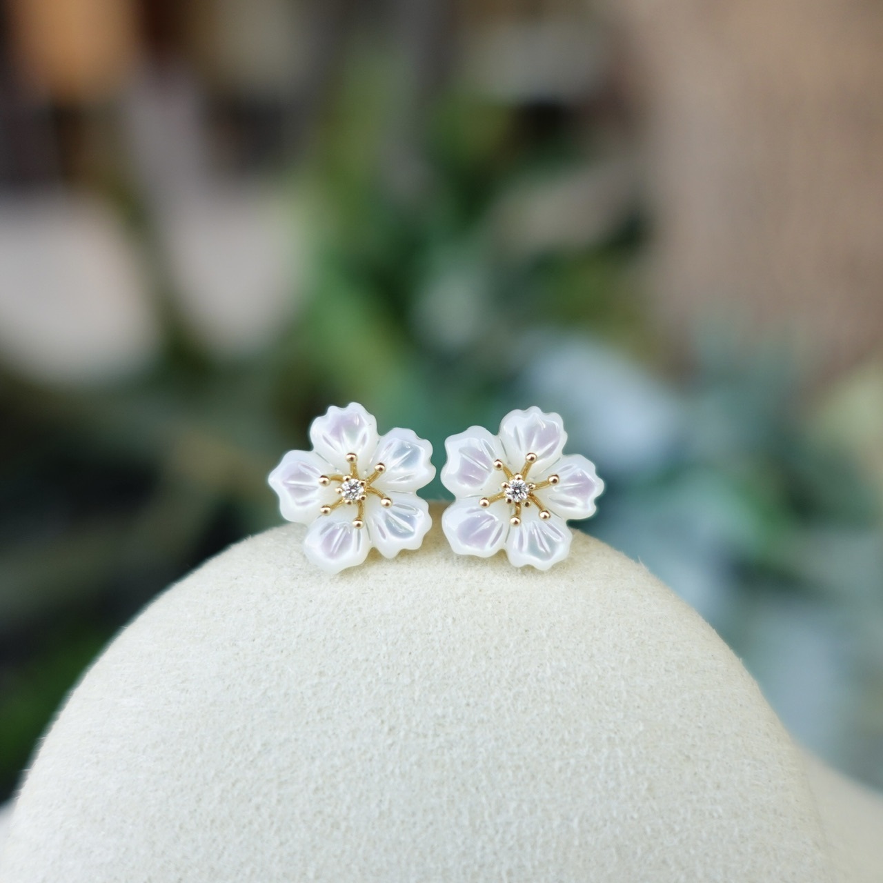 18K金櫻花造型母貝鑽石耳釘