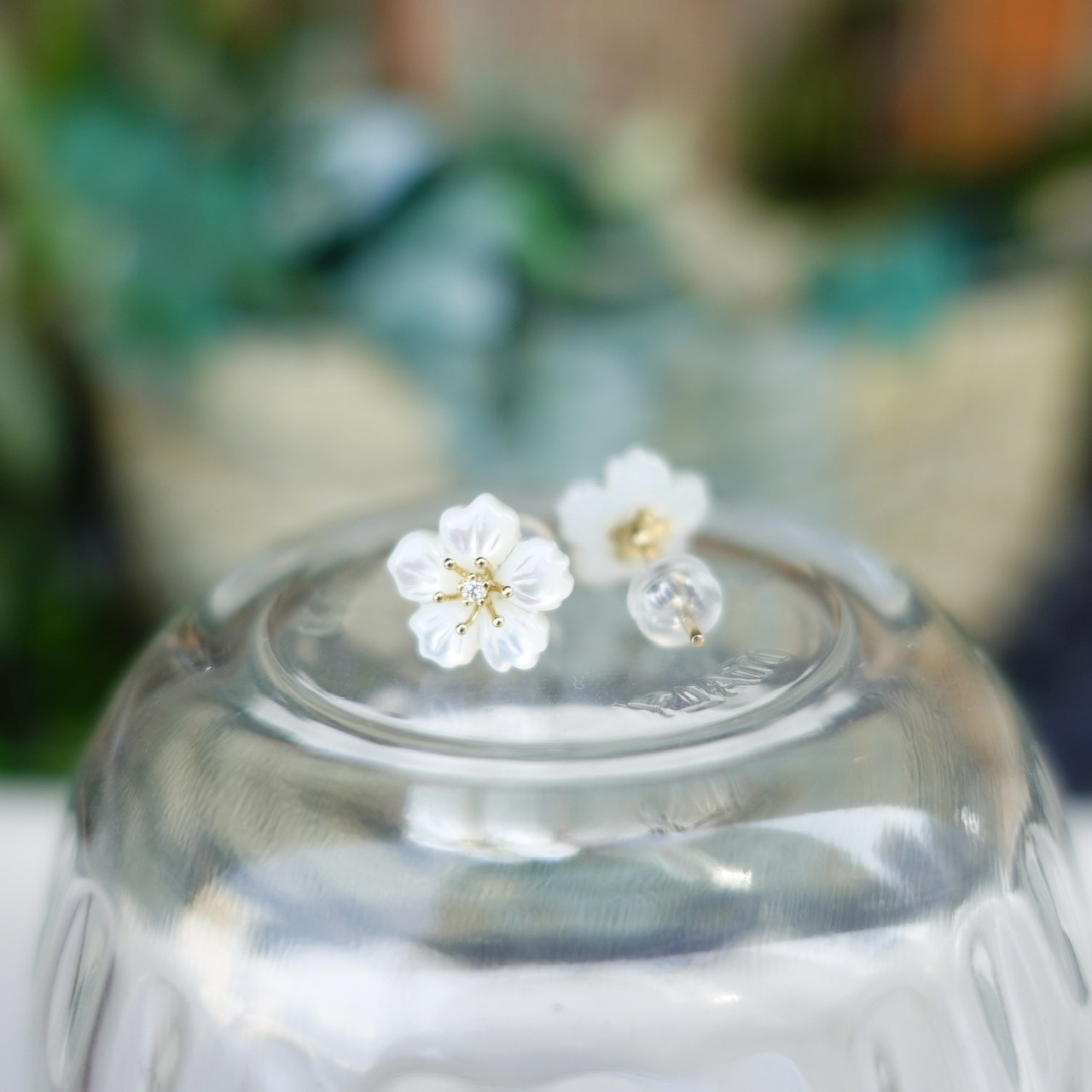 18K金櫻花造型母貝鑽石耳釘