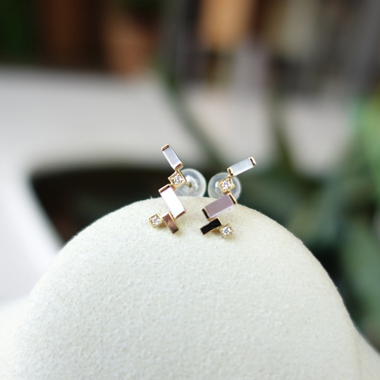 18K金幾何造型母貝鑽石耳釘