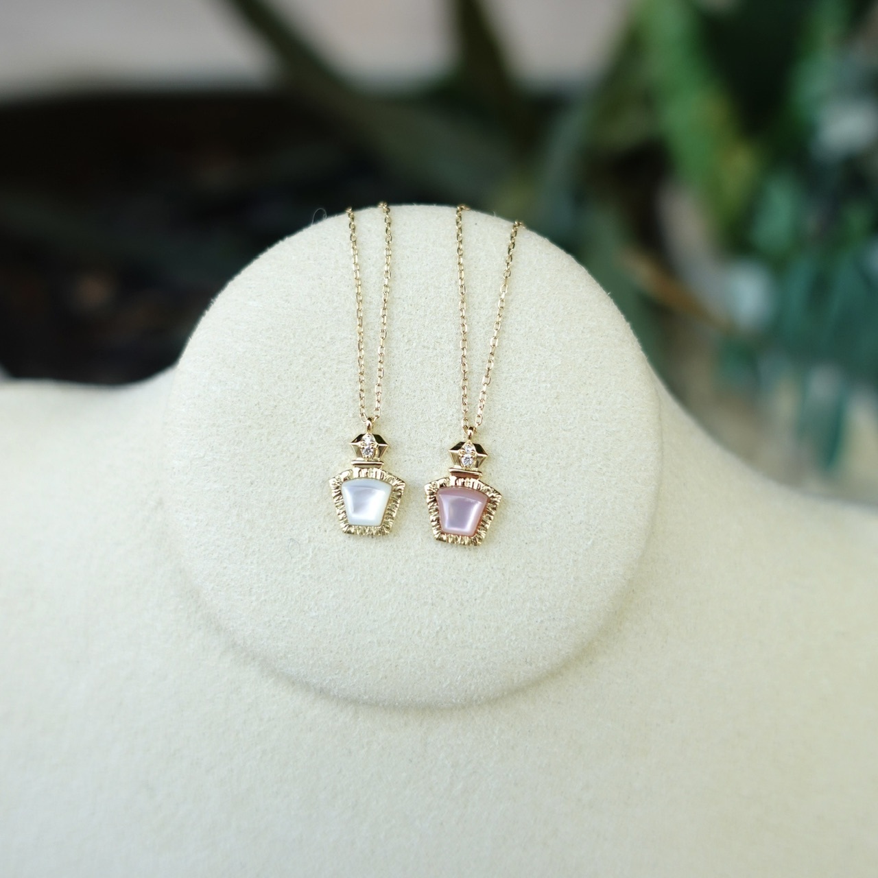 18K金香水瓶造型母貝鑽石項鏈