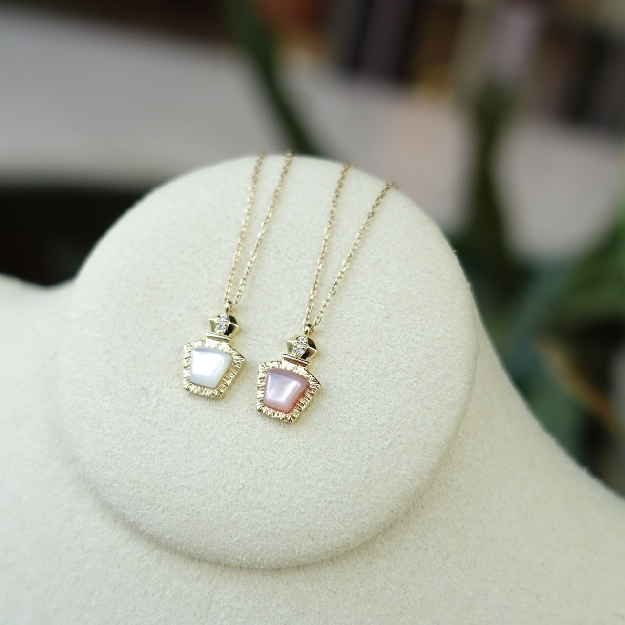 18K金香水瓶造型母貝鑽石項鏈