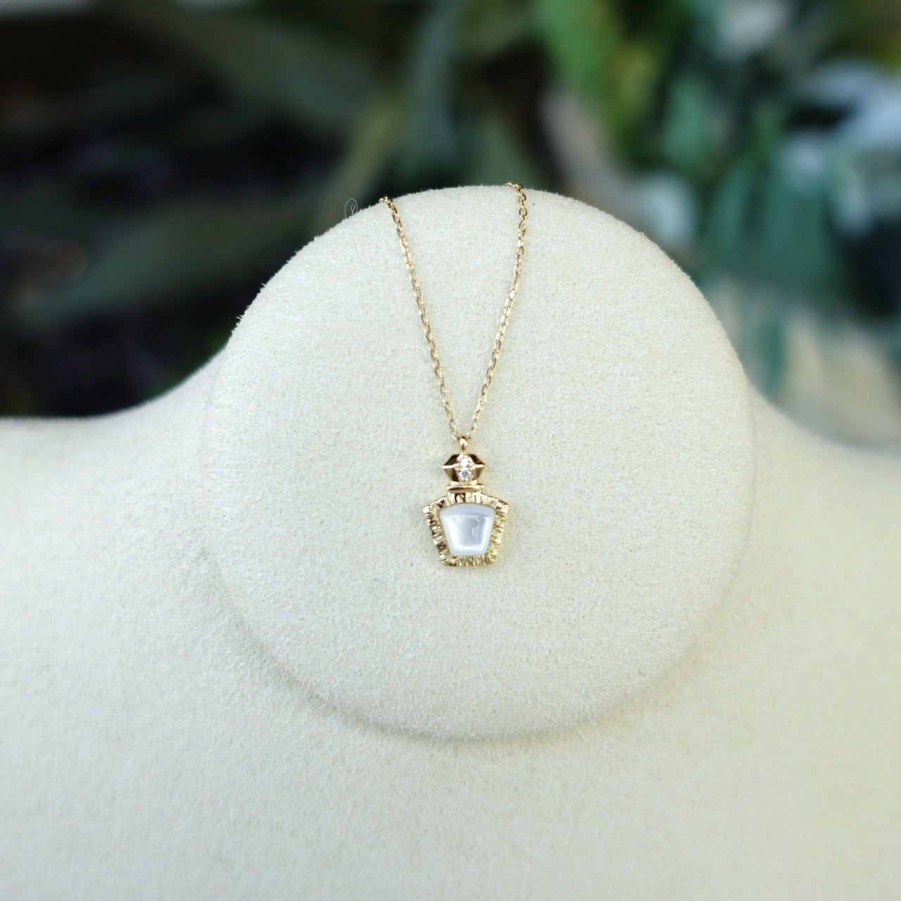 18K Gold Mother of Pearl Necklace Setting with Diamonds