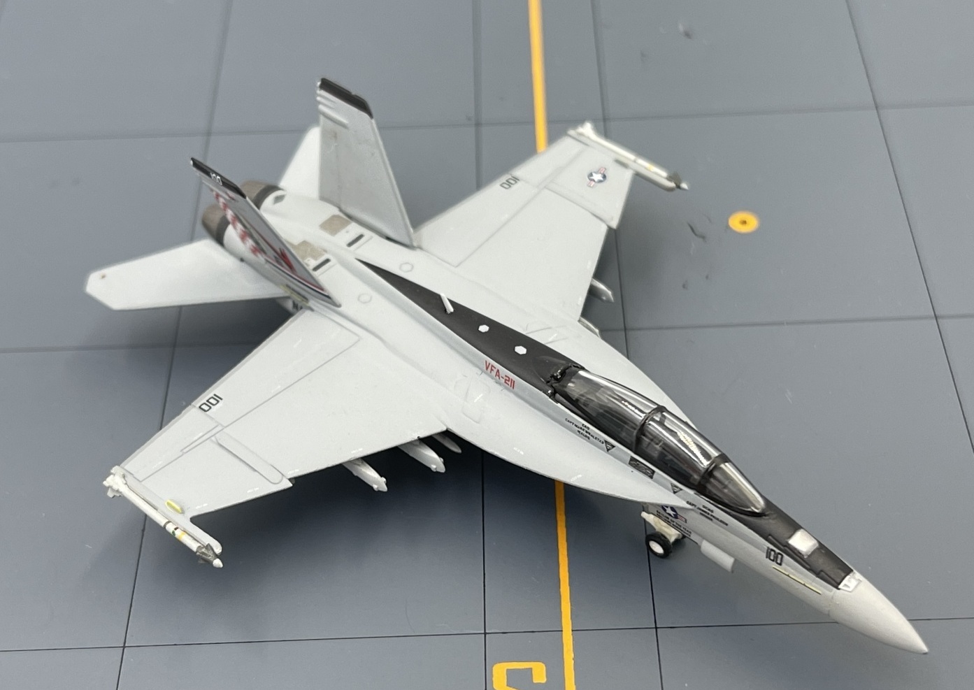 Hogan M-Series 1/200 美國海軍 BOEING F/A-18F 超級大黃蜂戰機 第211中隊 機號AB 100 高視06
