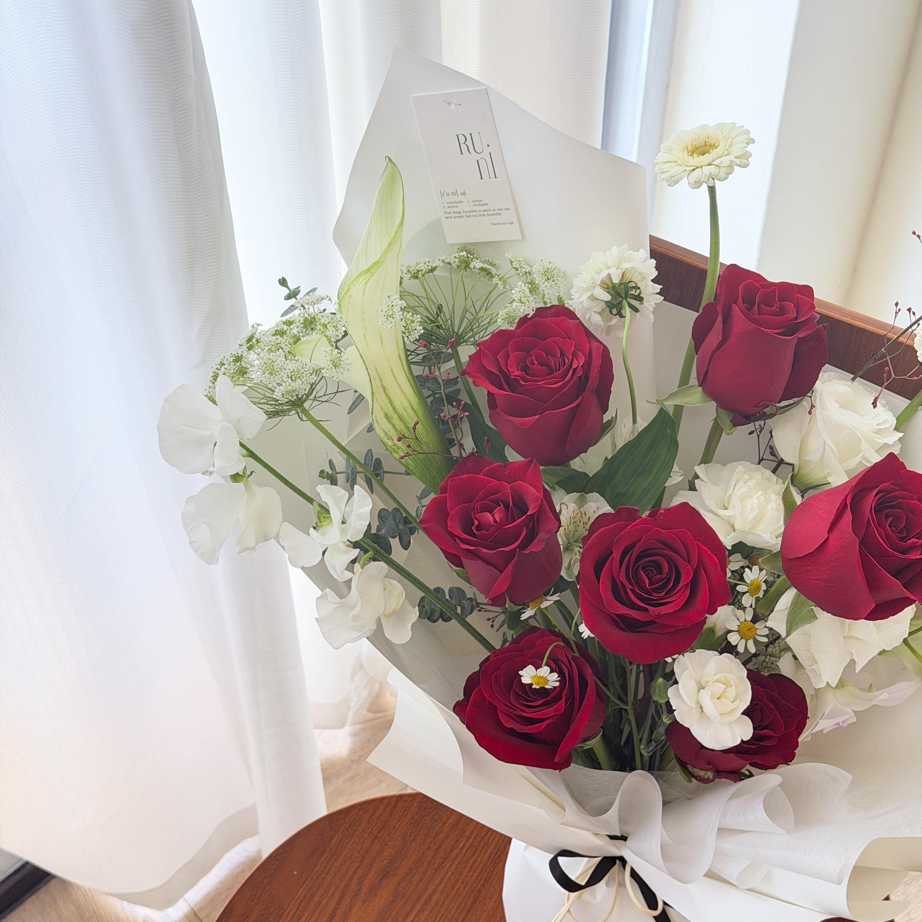 頌紅赫拉-進口紅玫瑰白紅色綜合鮮花花束