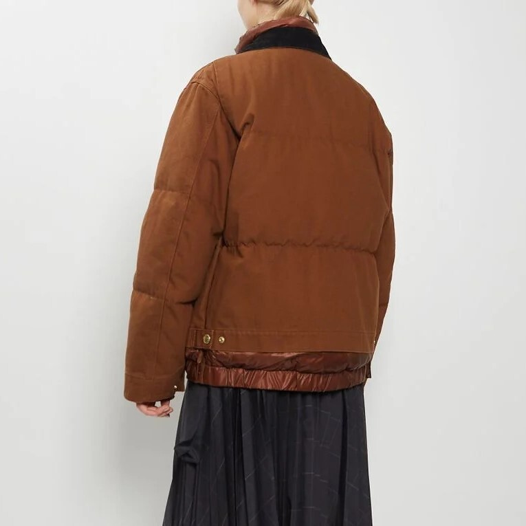【代購】Sacai x Carhartt WIP 聯名 FW25 Washed Duck 羽絨外套｜水洗帆布拼接 保暖羽絨夾克 拉鍊工裝外套｜棕色