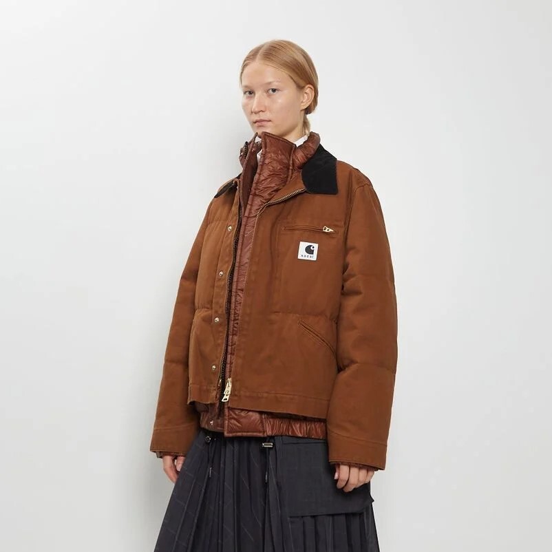 【代購】Sacai x Carhartt WIP 聯名 FW25 Washed Duck 羽絨外套｜水洗帆布拼接 保暖羽絨夾克 拉鍊工裝外套｜棕色