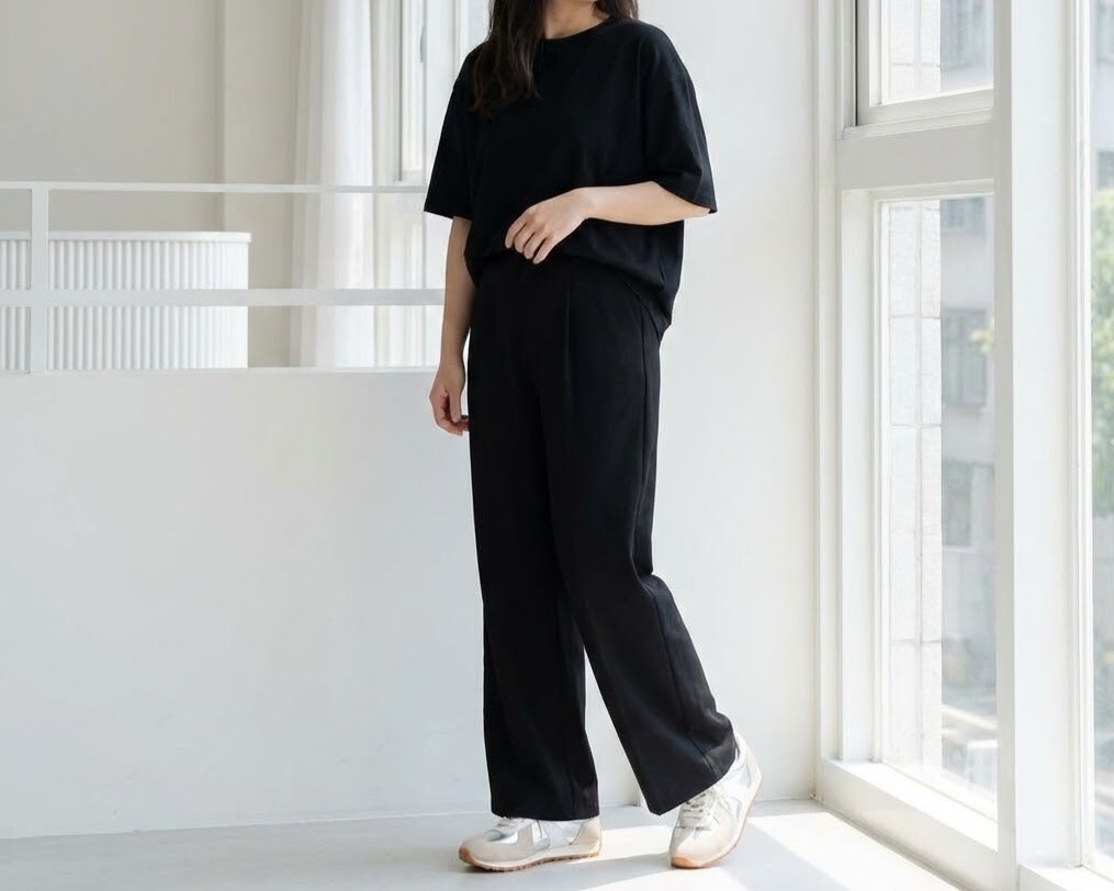 2026 銀色球鞋穿搭示範，Sanly Joy 胖胖德訓鞋銀色款搭配全黑造型，展現未來感極簡風格，真皮金屬光澤顯白又有質感，是個性女生的必備單品。