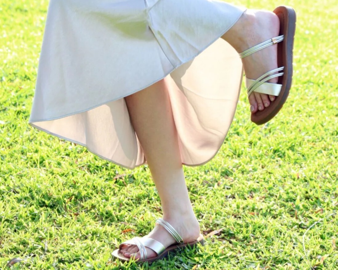 夏日清爽穿搭推薦 Sanly Joy 森野銀色涼鞋，搭配牛仔褲與白T展現日系 Effortless Chic，霧面銀色真皮顯白且修飾寬腳板，是度假與日常皆宜的百搭涼鞋。