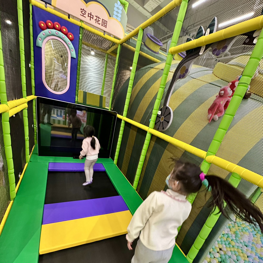 親子遊樂場的彩色軟墊隧道