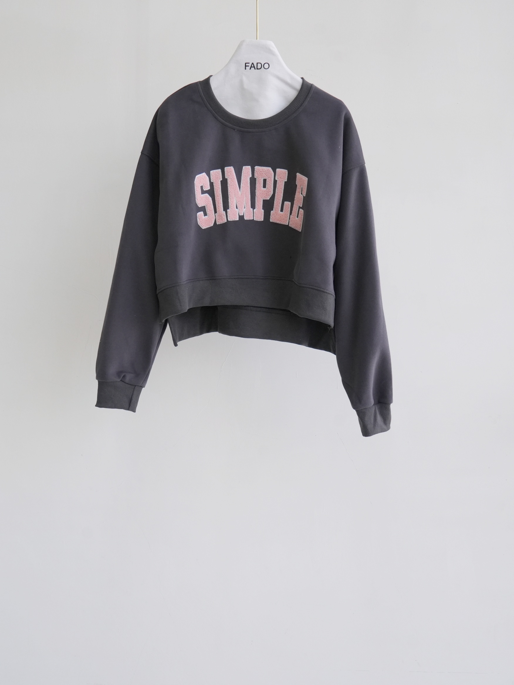 法朵Fado shop｜美式 𝑺𝑰𝑴𝑷𝑳𝑬 簡約字母圓領短版大學棉Tee 0214013 三色