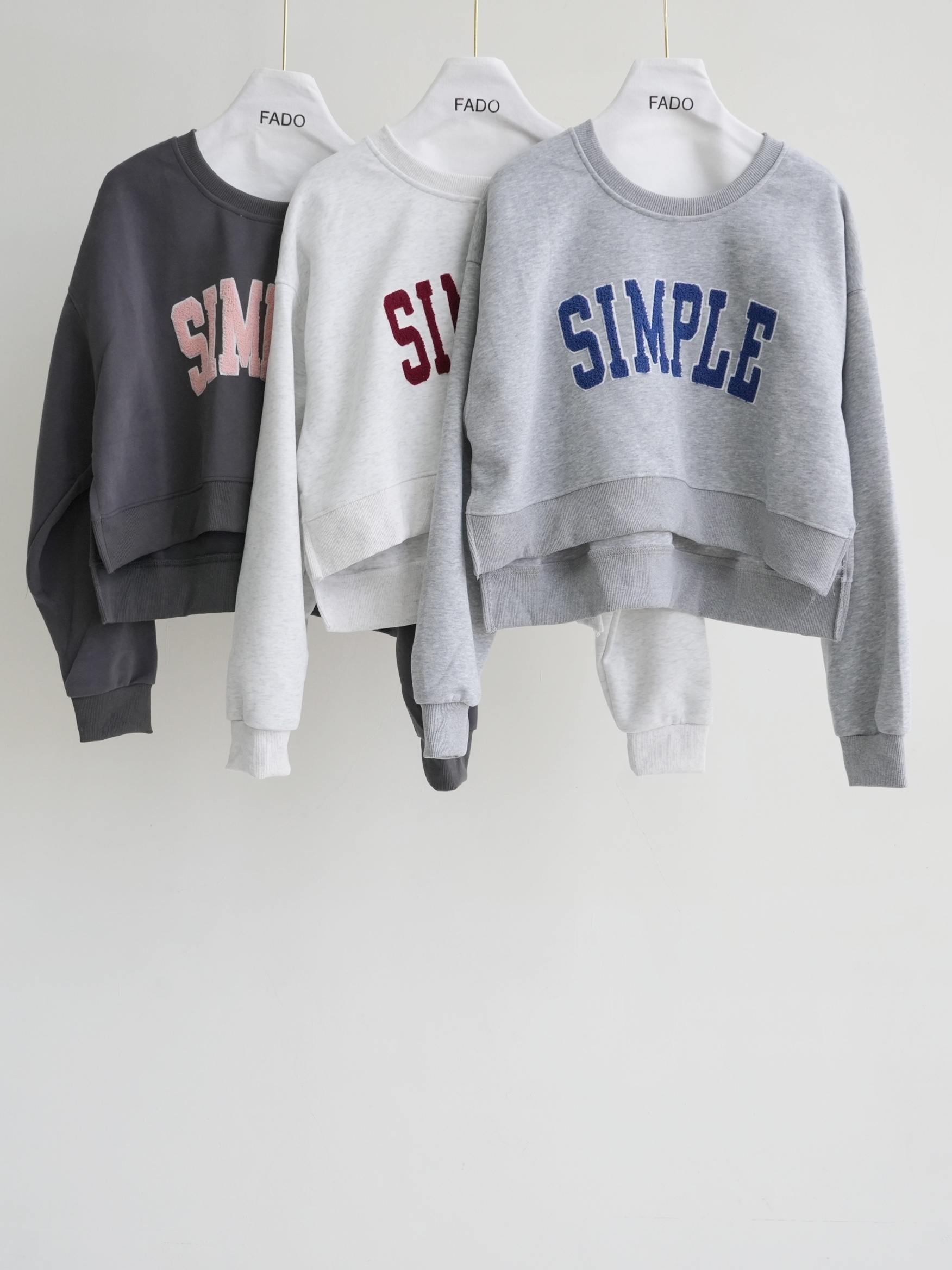 法朵Fado shop｜美式 𝑺𝑰𝑴𝑷𝑳𝑬 簡約字母圓領短版大學棉Tee 0214013 三色