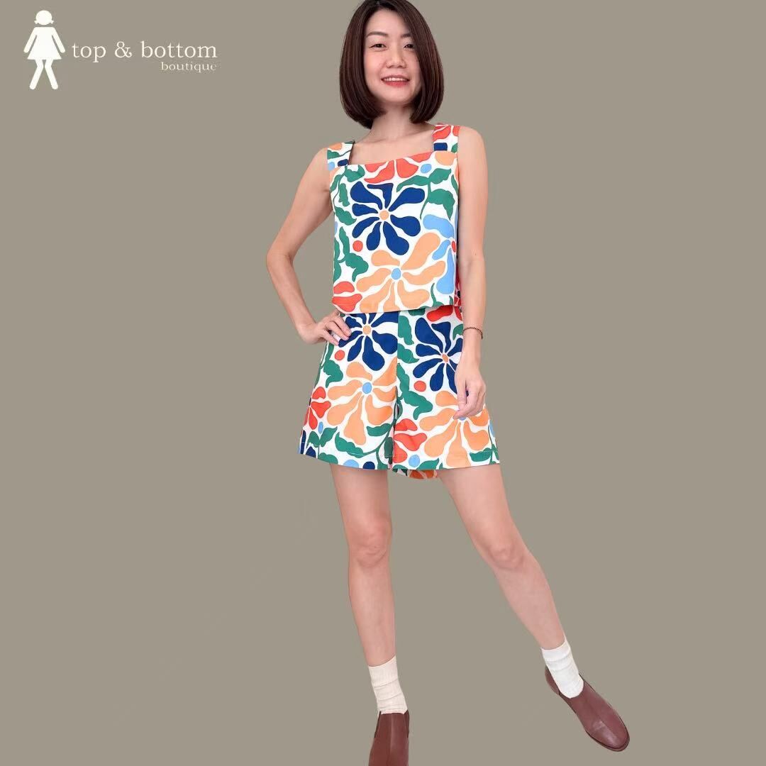 STRAP COLOUR FLOWER BLOUSE & SHORTS SET SUIT