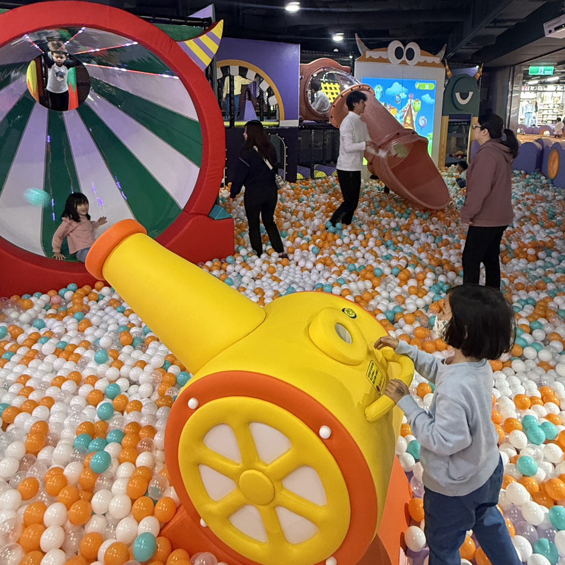 趣味造型發射設施+親子遊樂場大型球池區