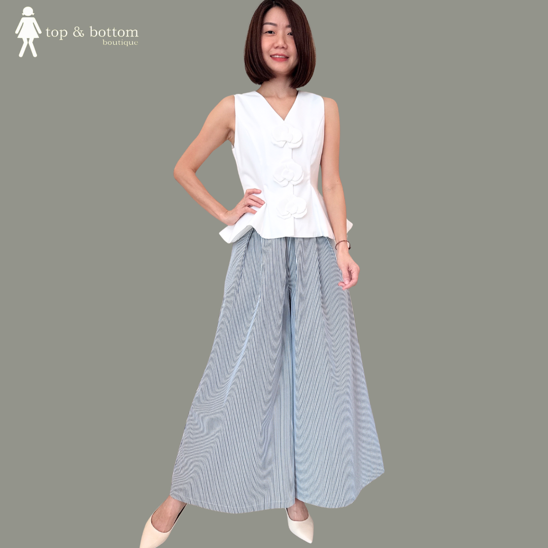 SLEEVELESS 3D FLOWER DETAILED BLOUSE