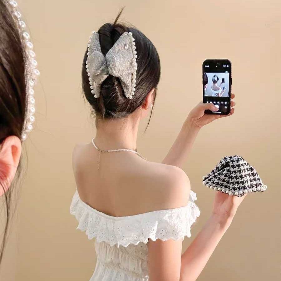 Hepburn-Style French Chic Pearl Triangle Hair Claw