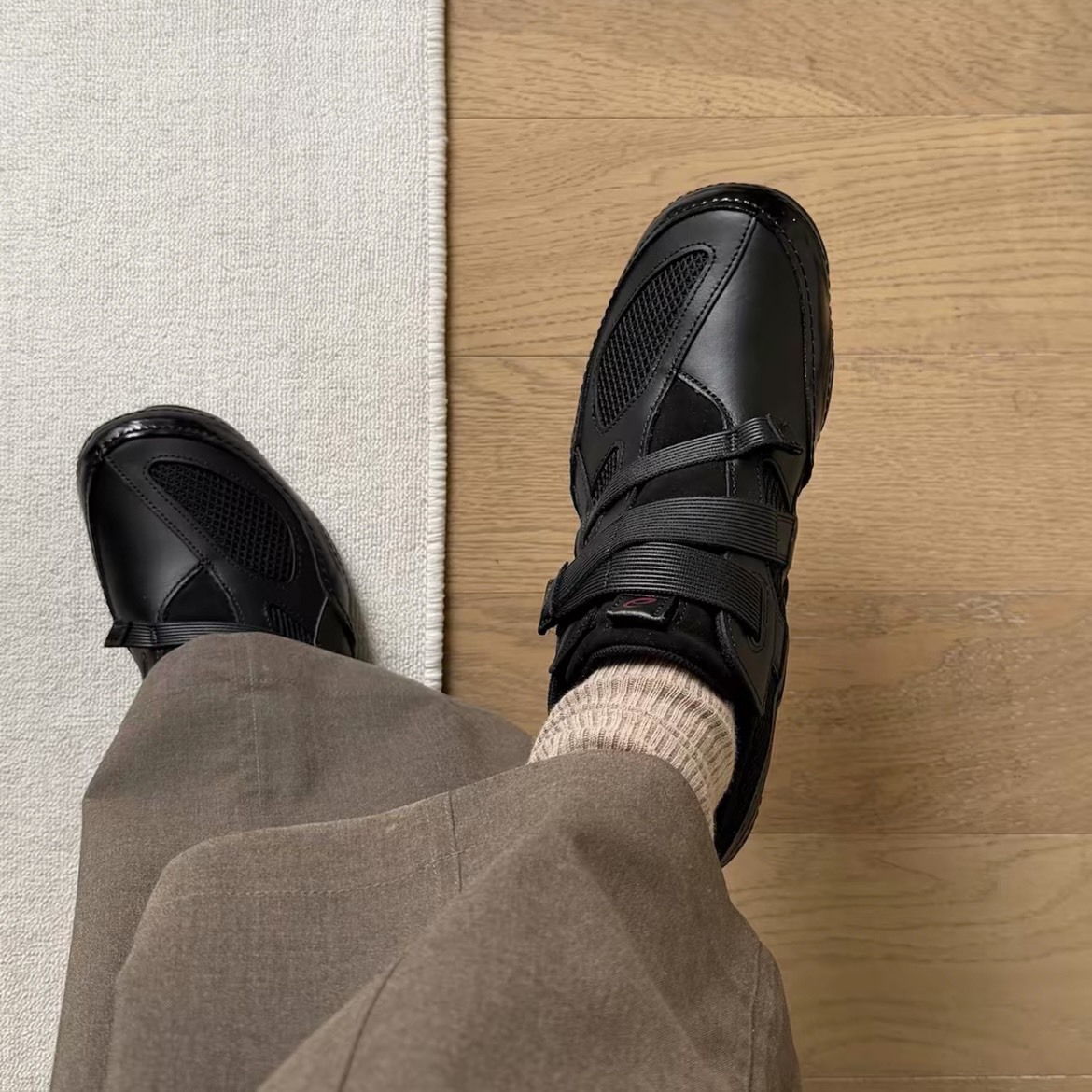 【代購】ISSEY MIYAKE × ASICS HYPER TAPING 聯名限定訓練鞋｜魔鬼氈貼合 薄底輕量 柔軟舒適 機能運動鞋 黑色