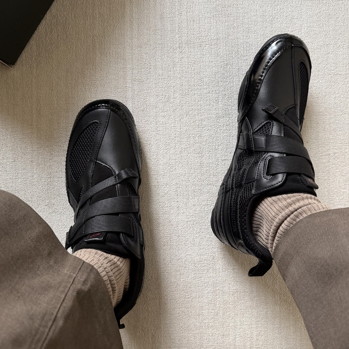 【代購】ISSEY MIYAKE × ASICS HYPER TAPING 聯名限定訓練鞋｜魔鬼氈貼合 薄底輕量 柔軟舒適 機能運動鞋 黑色