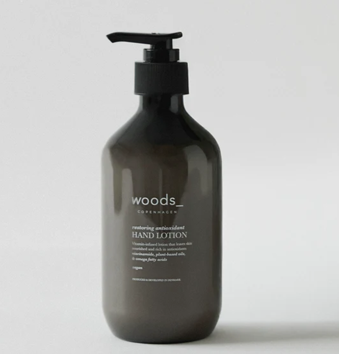 1WO0126-021 [WOODS COPENHAGEN] Restoring Antioxidant Hand Lotion 400ml #15040-400 (D-EU-E)