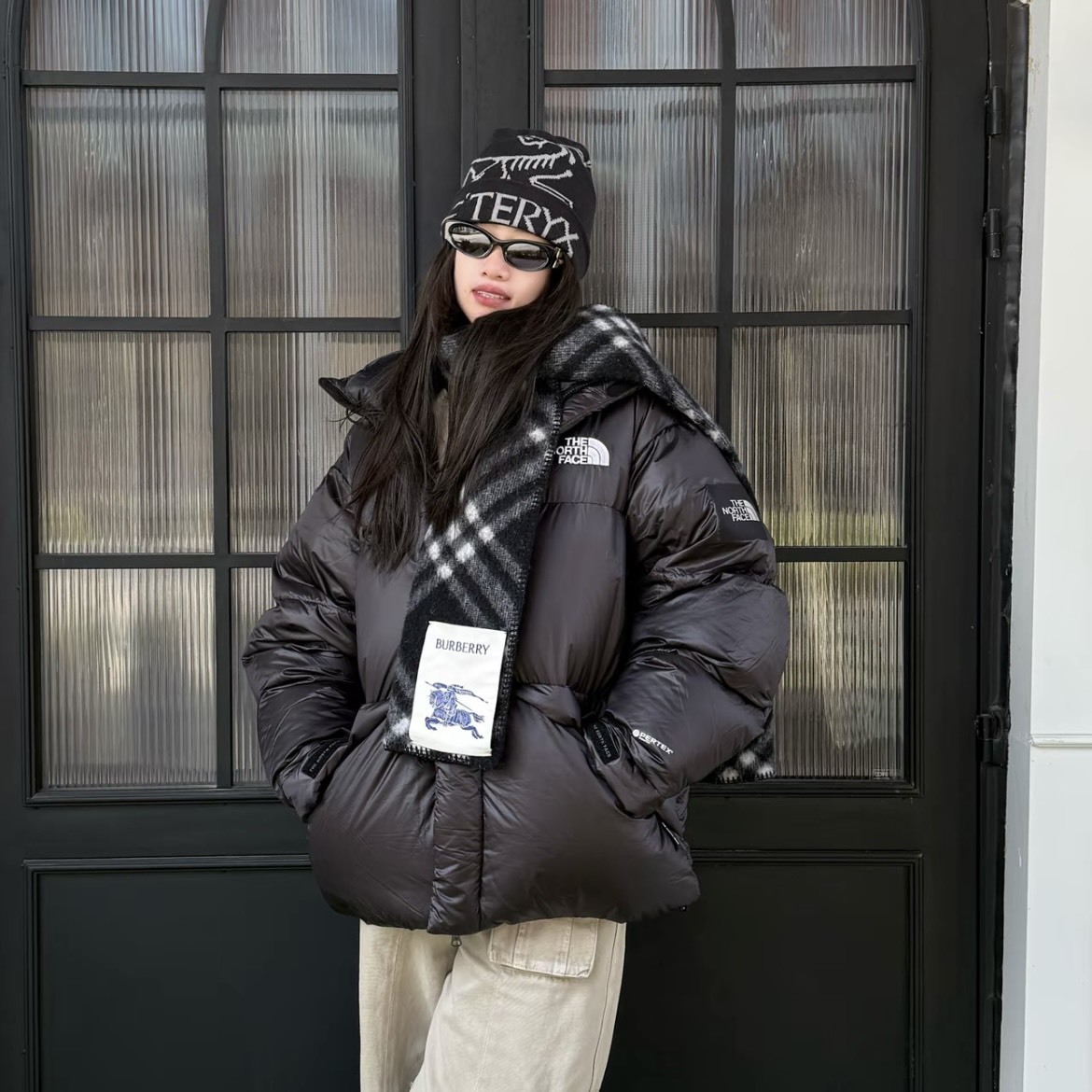 【代購】THE NORTH FACE 字母Logo刺繡連帽羽絨外套｜防風保暖 厚實鎖溫 羽絨連帽夾克 黑色