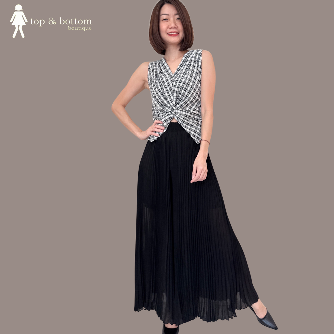 SLEEVELESS CHECKED V NECK BLOUSE