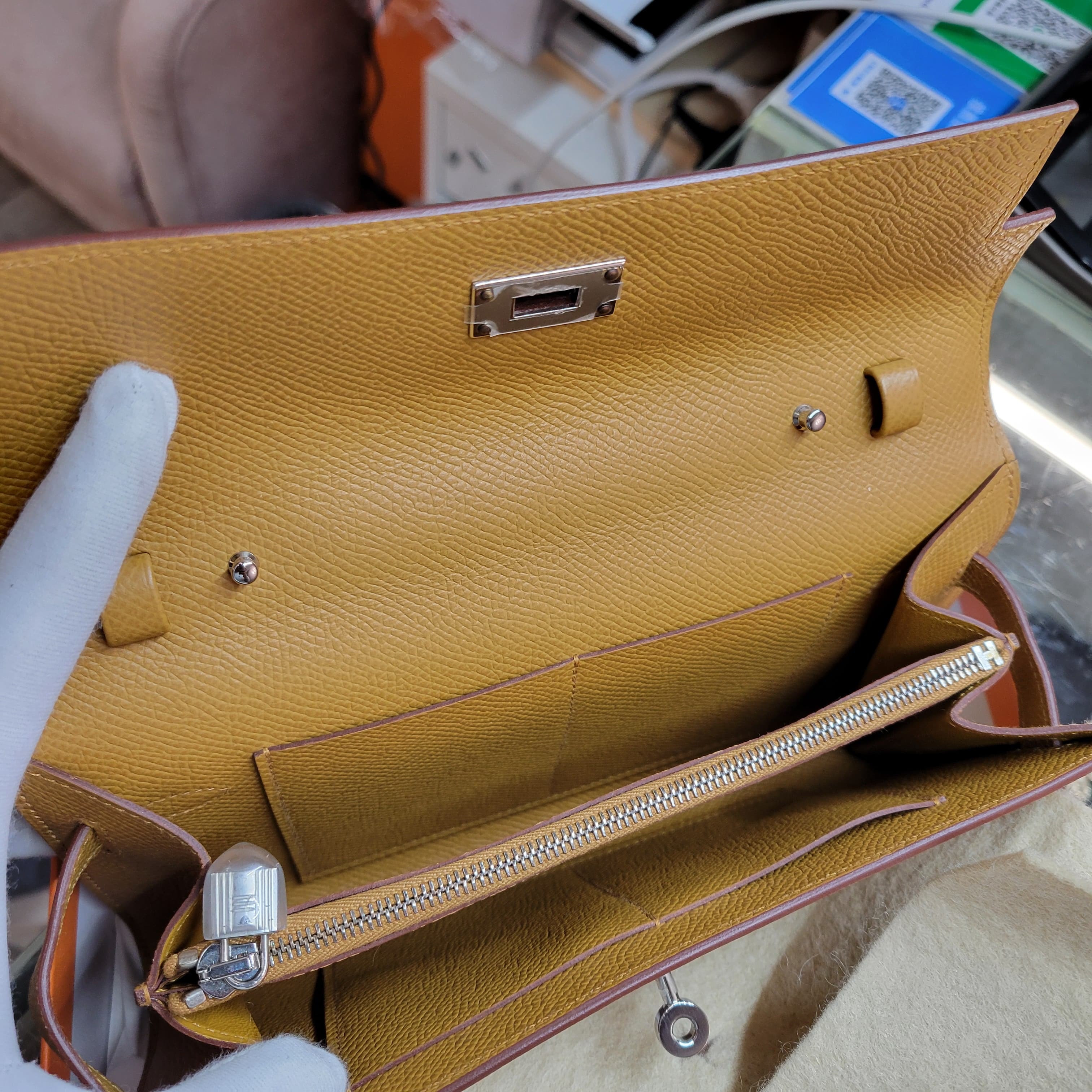 97% New Kelly to go Seasame CK epsom 芝麻色銀扣