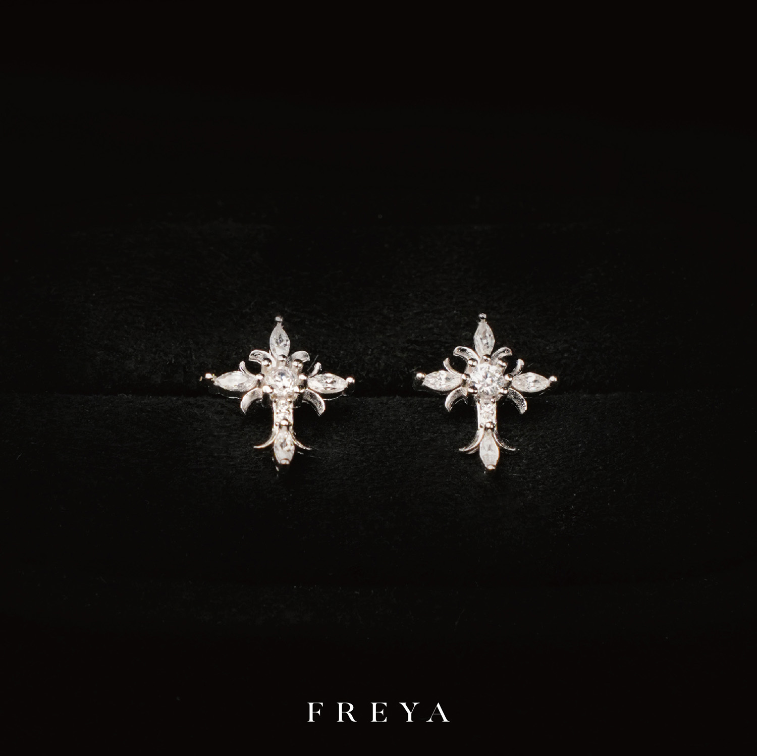 FREYA 歌德十字耳釘
