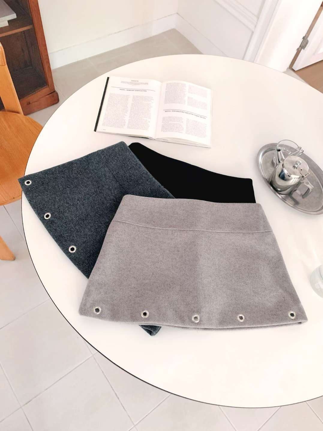 鉚釘洞迷你短裙(內安全褲)