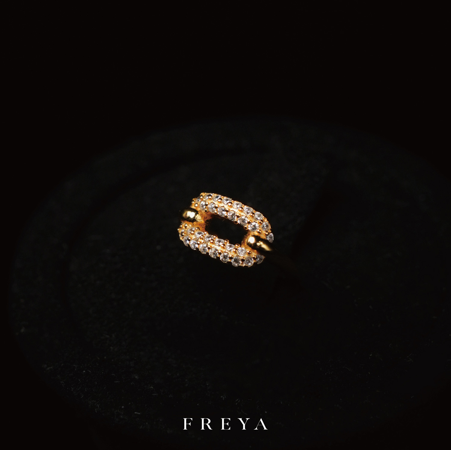 FREYA 滿鑽鎖扣耳骨夾