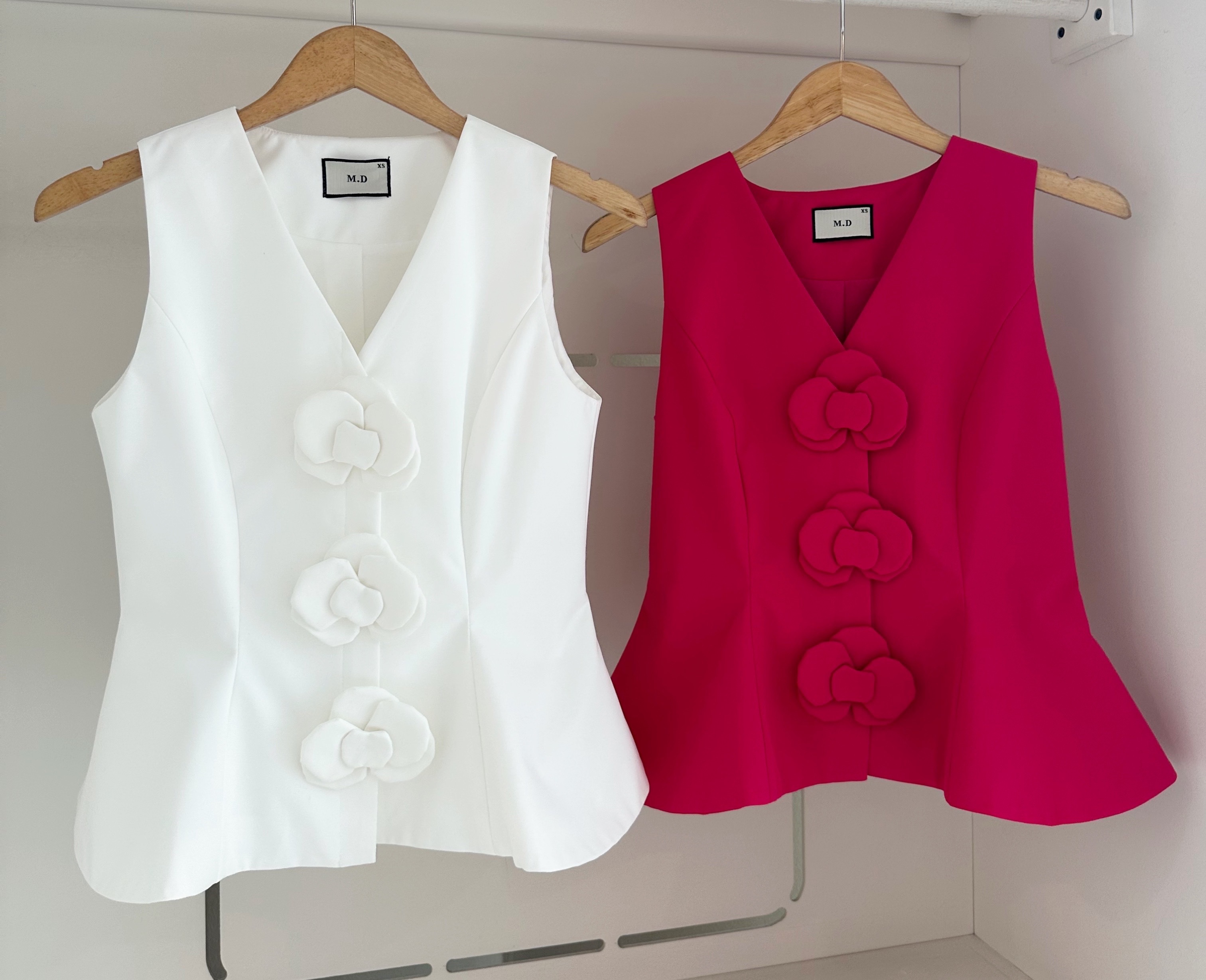 SLEEVELESS 3D FLOWER DETAILED BLOUSE