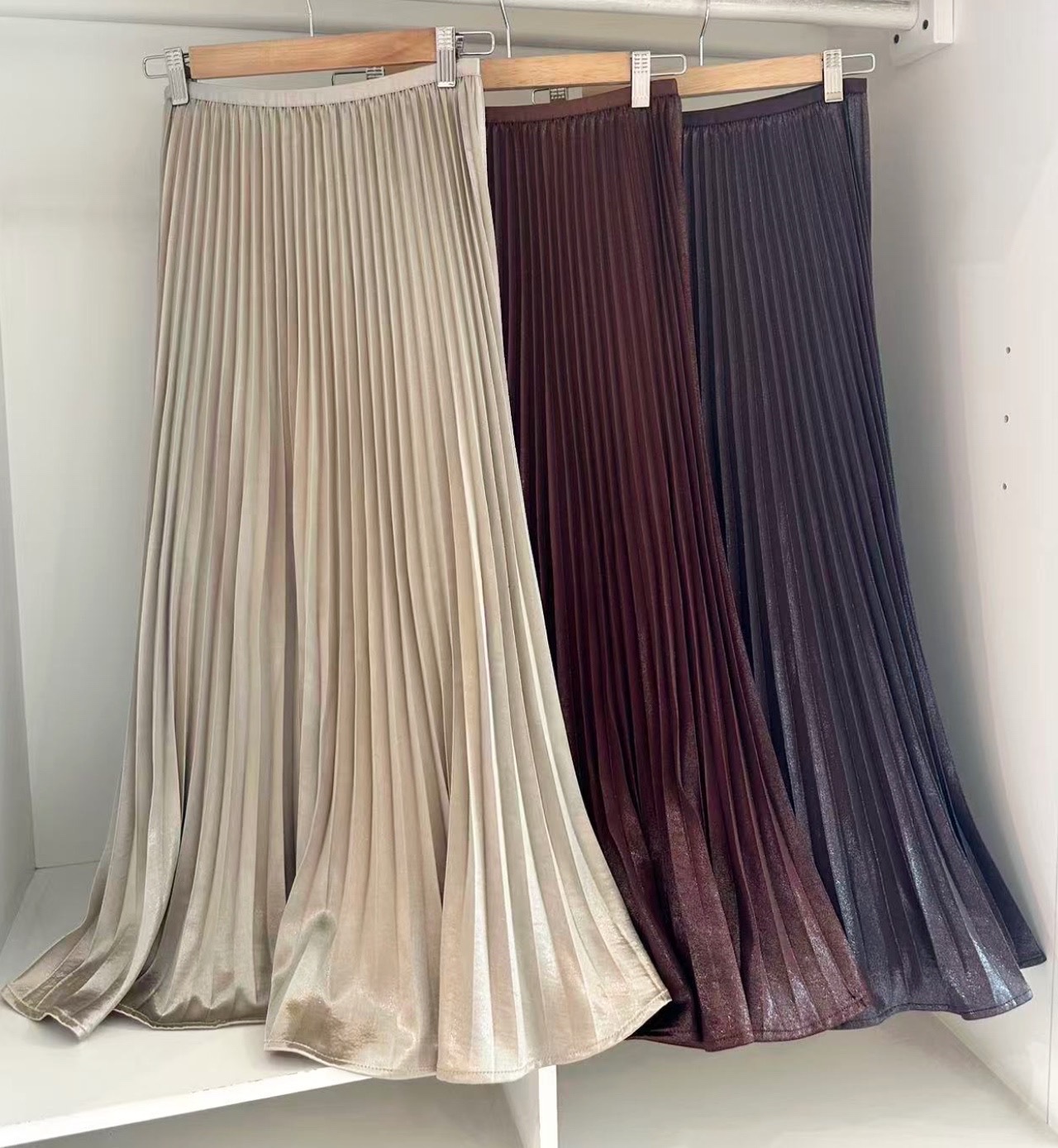 ELASTIC WAISTED GLOSSY PLEATED SKIRT