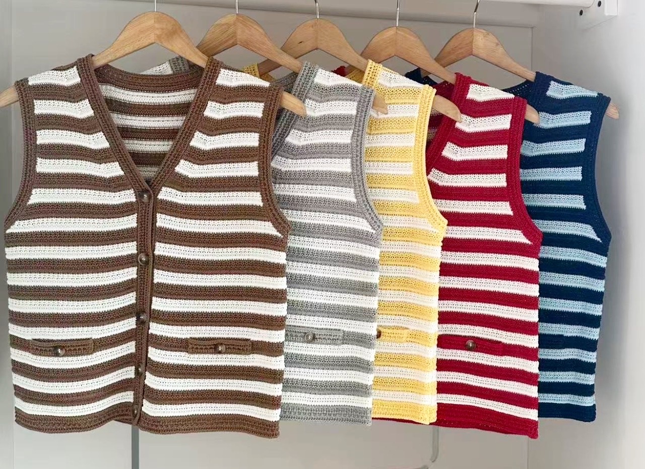 SLEEVELESS STRIPED KNIT BUTTON BLOUSE