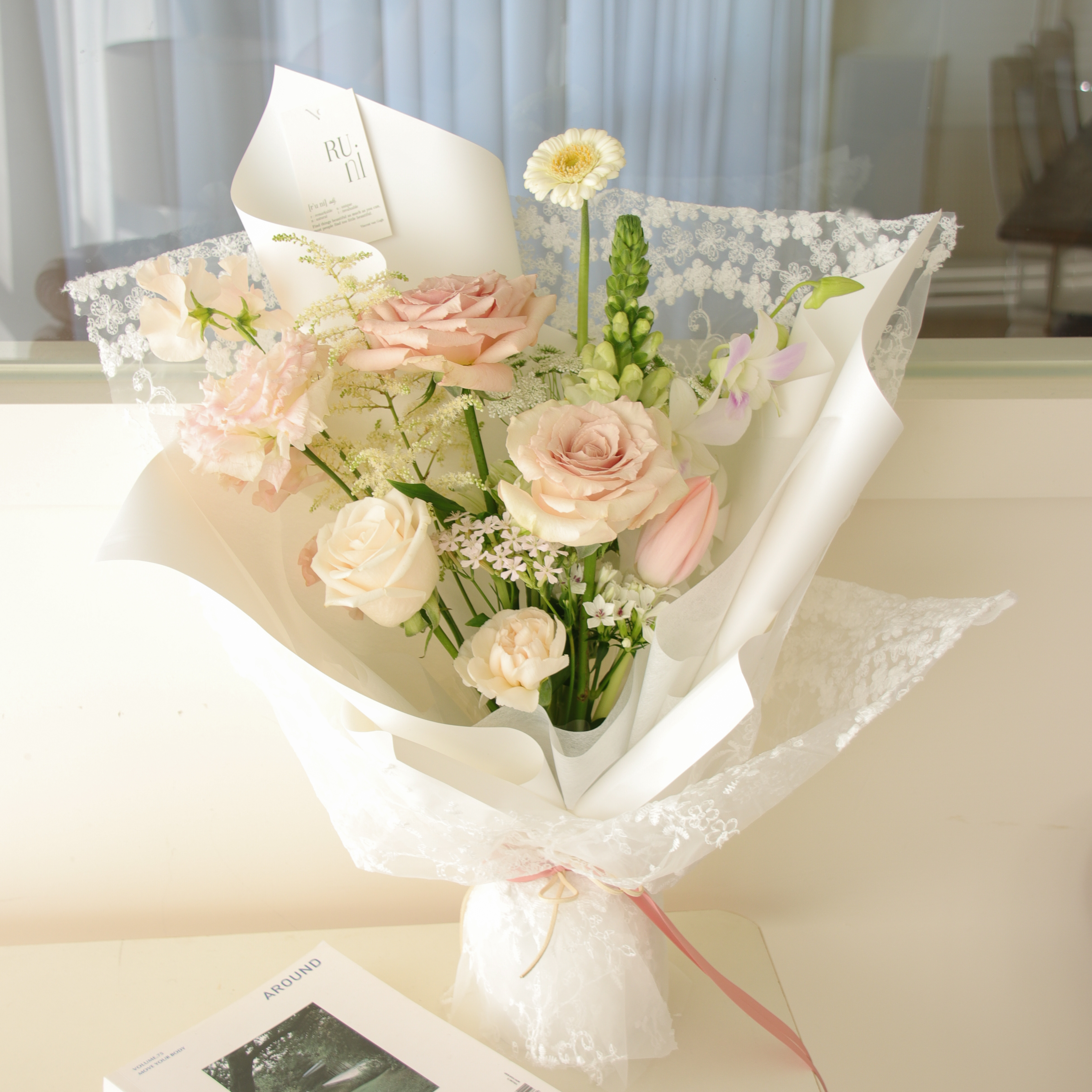雲朵莊園-進口白粉玫瑰綜合鮮花花束（蕾絲特殊包裝款‼️）